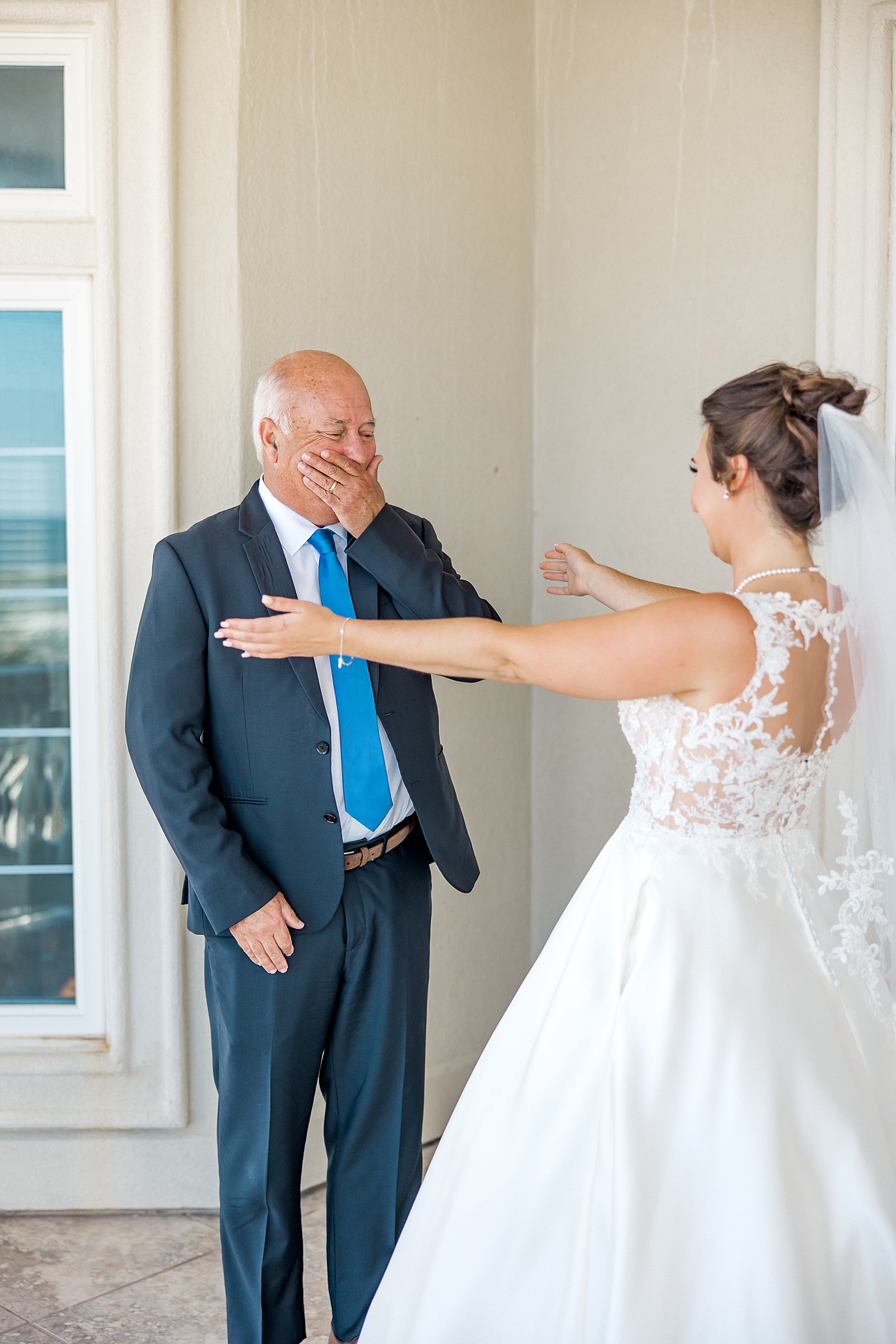 dad sees his daughter, the bride for first time