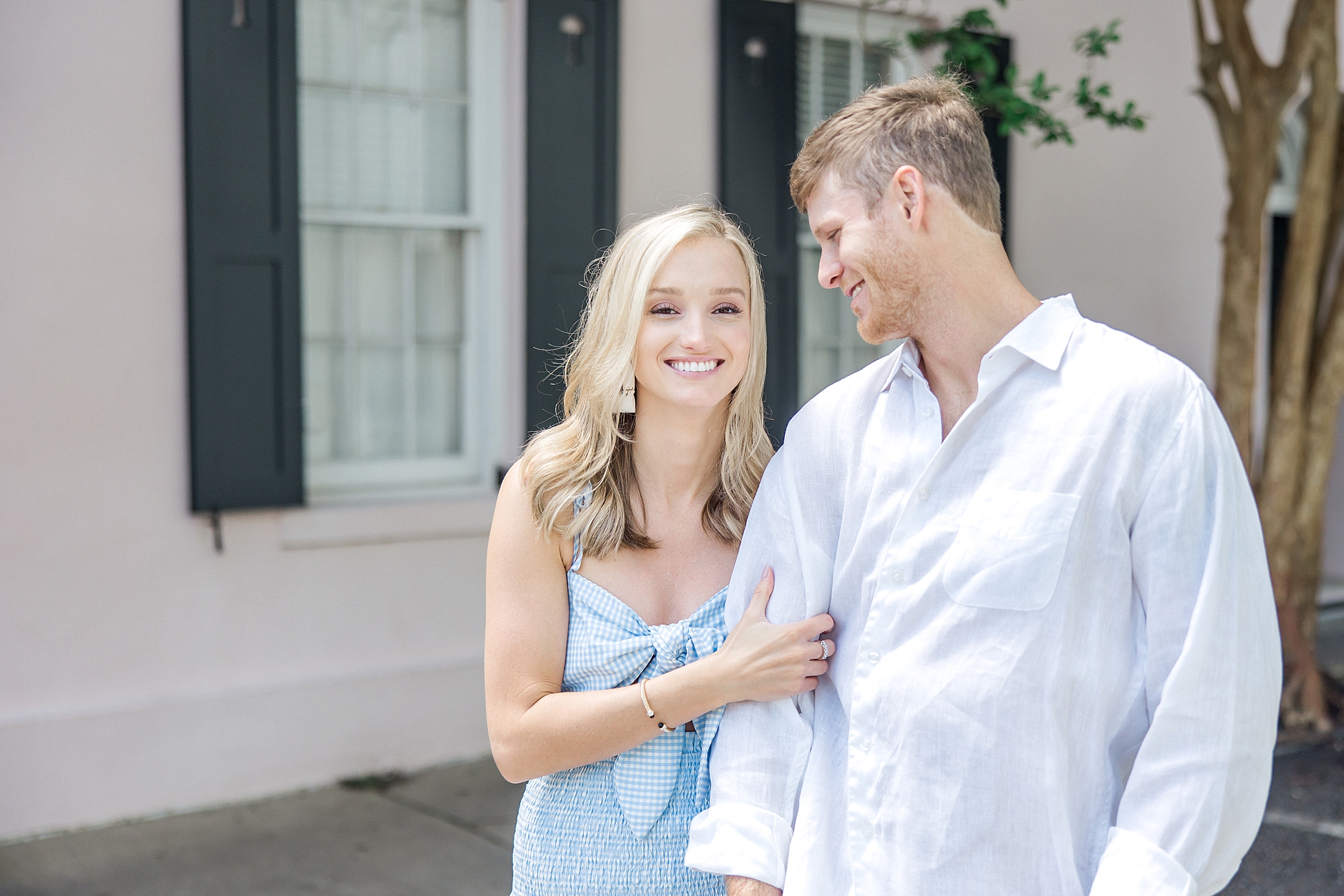 romantic engagement portaits in downtown Charleston
