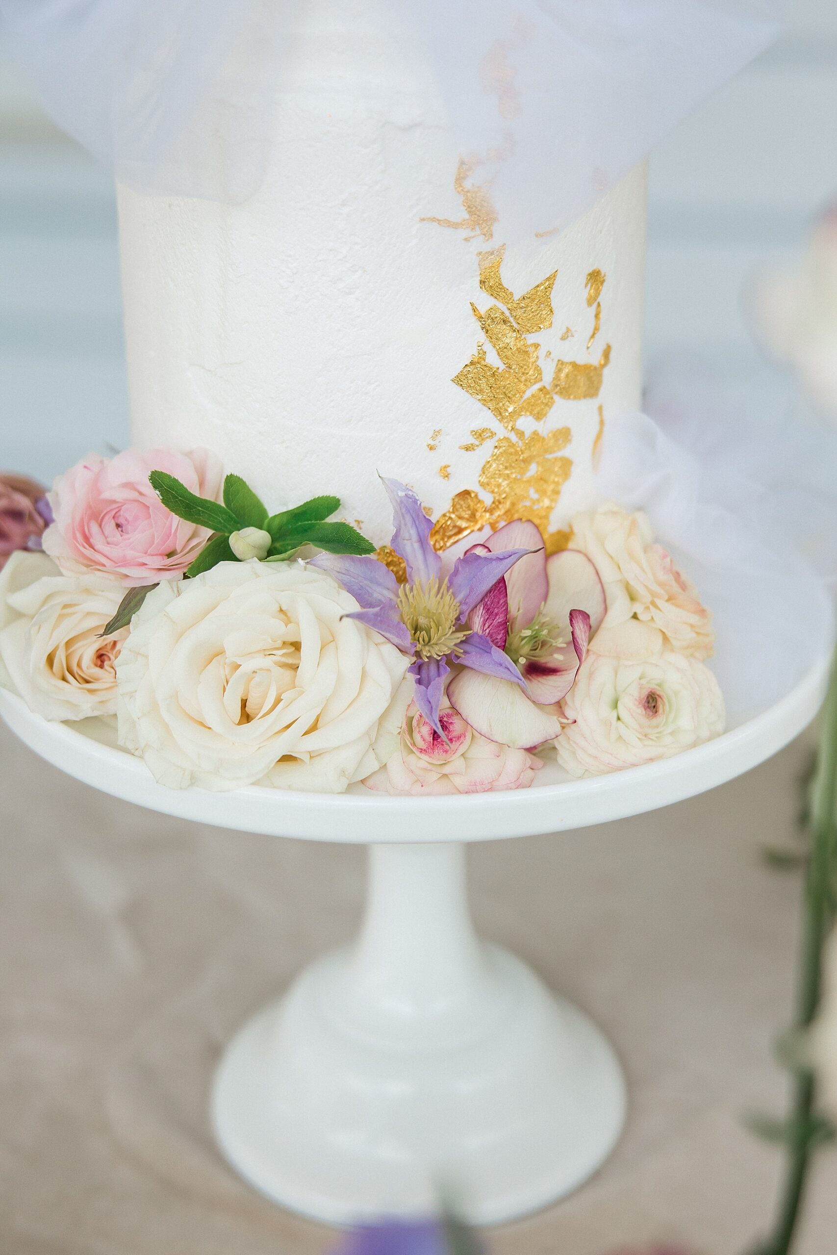 gold foil detail on wedding cake