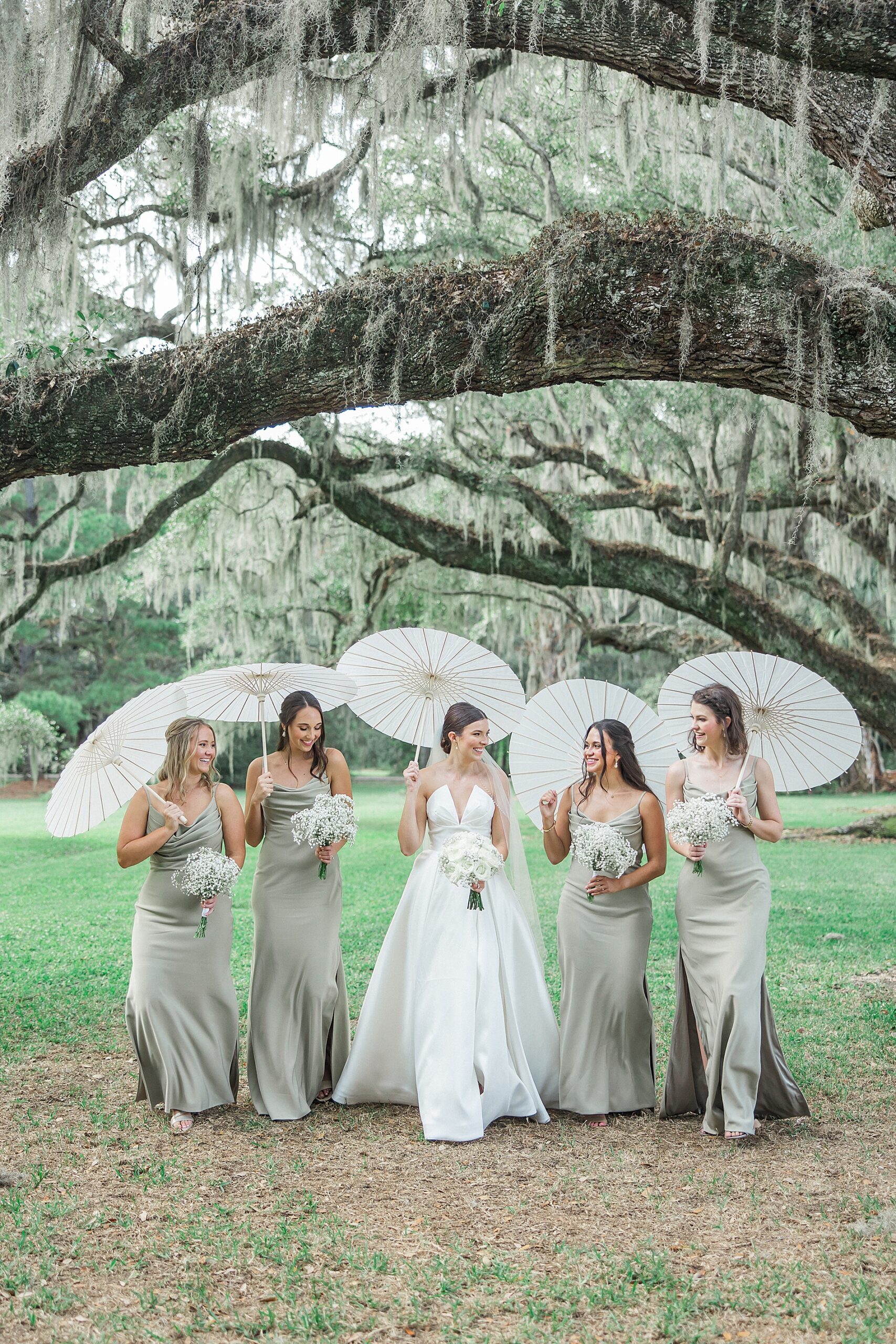 bridal party portrairts with bridesmaids holding parasols