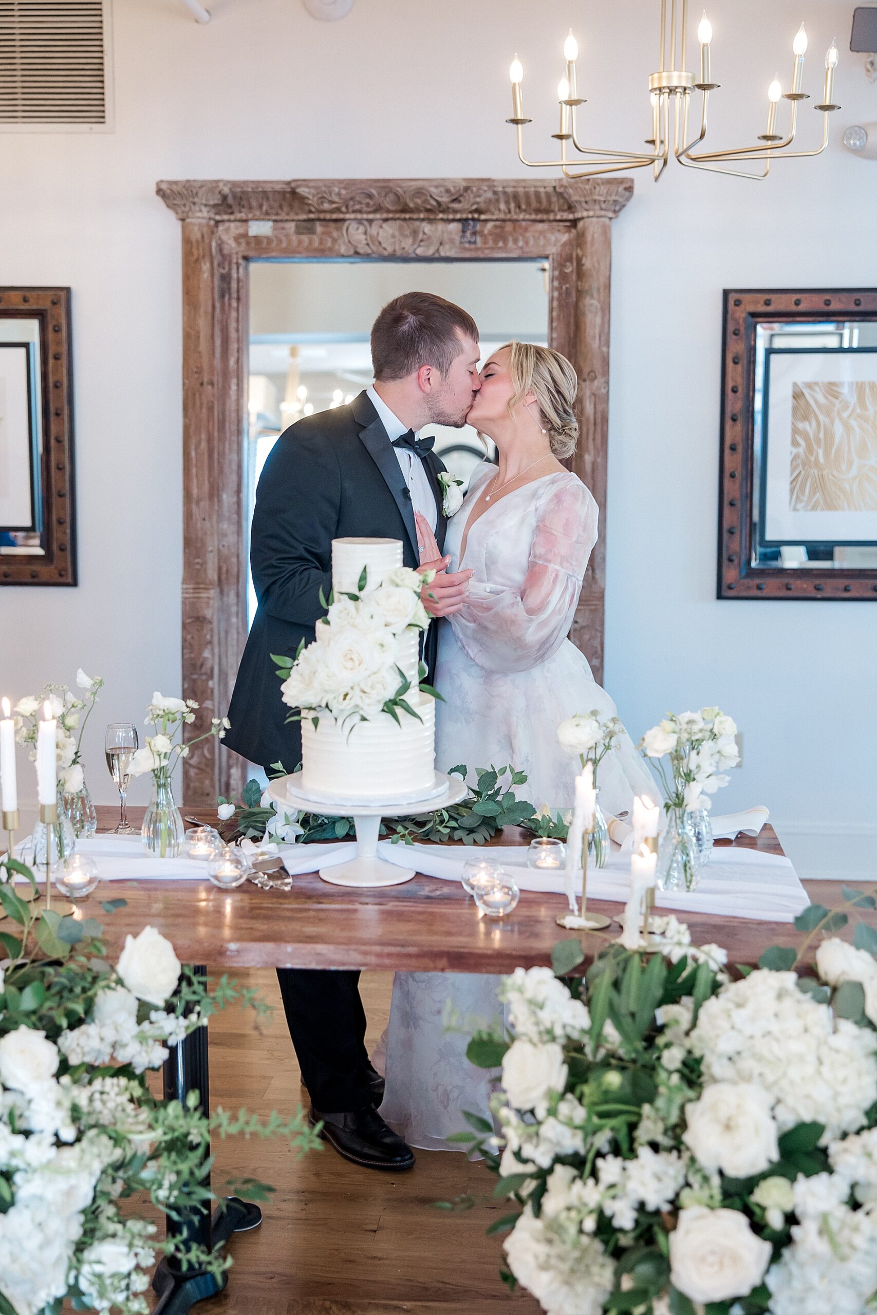 newlyweds kiss