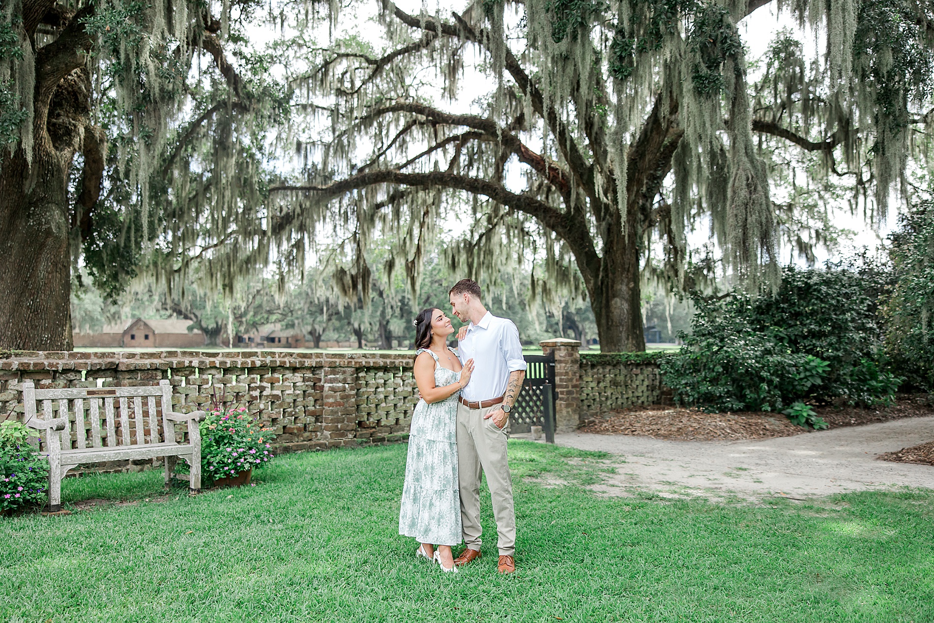 couple kiss in garden